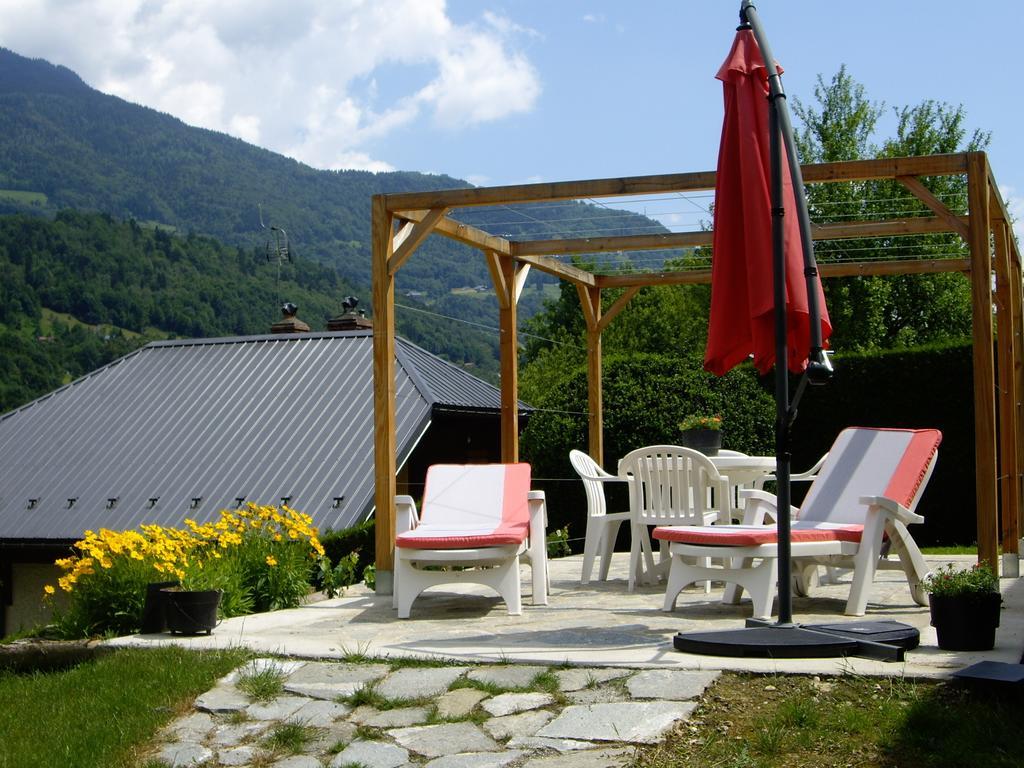 Chambres D'Hotes Les Pierres Taillees Thenesol Exterior photo